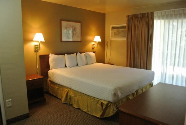 Vino Inn & Suites image 16