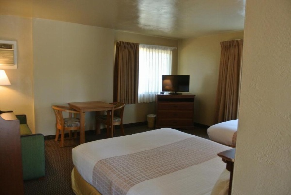 Vino Inn & Suites image 17