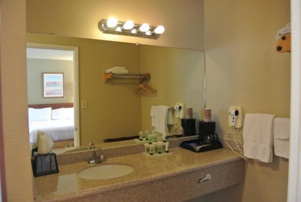 Vino Inn & Suites image 23
