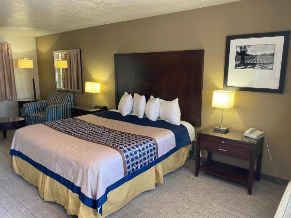 Vino Inn & Suites image 36