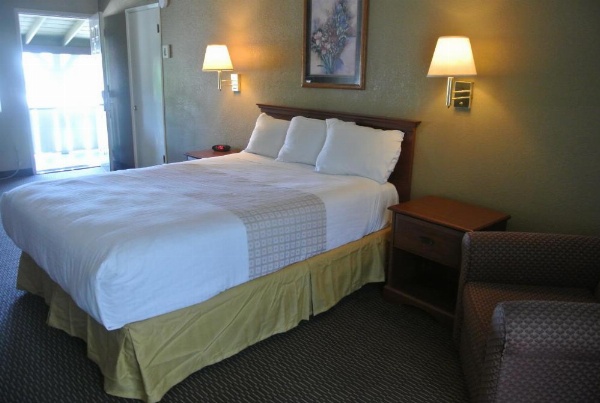 Vino Inn & Suites image 9